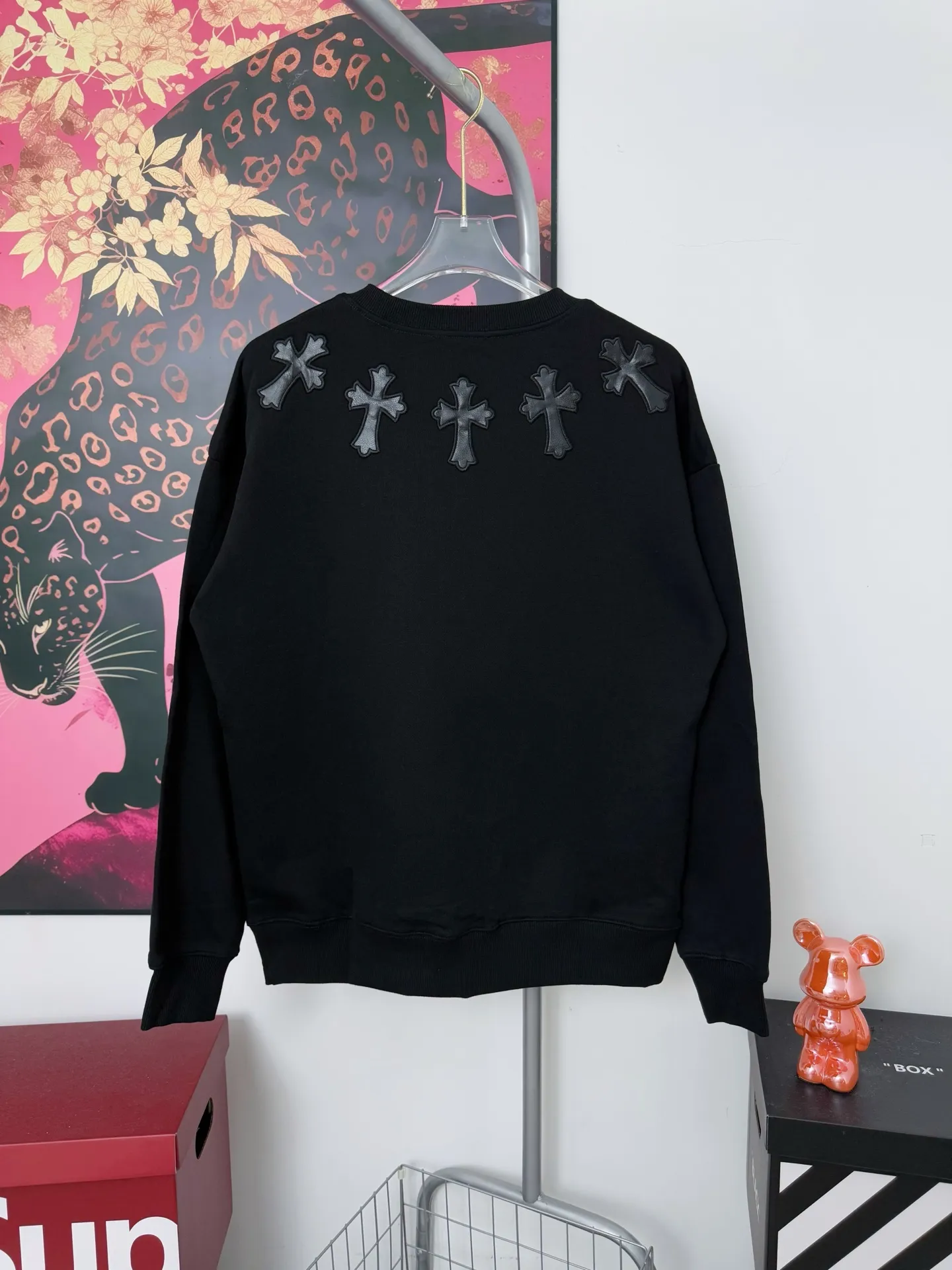 P210 Chrome Hearts Necklace Leather Label Embroidered Round Neck Sweatshirt, the same model at ChromeHearts counters. Made of 400g double-ply double yarn pure cotton fabric, 32 counts of double yarn. Very textured on the hand. Three-dimensional and atmospheric. Versatile and easy to wear in autumn. Simple and elegant. It adopts os version. The upper body effect is very good. Suitable for all body types. Soft and comfortable. CH letter offset printing on the front➕Necklace horseshoe leather label embroidery. Small mark on the hem. Resistant to machine washing. Does not fade or deform. Complete accessories, original mold opening, perfect restoration of zp 2:1, same style for men and women, versatile and not picky, size s m l xl color black white